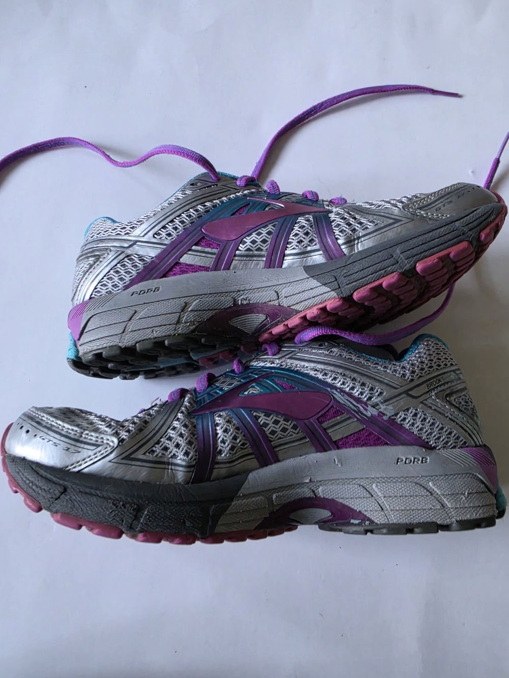 a pair of Brooks Adrenaline GTS 17 women's running shoes 7.5